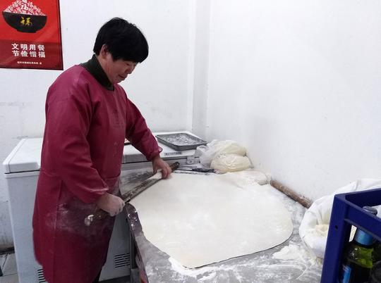 传统手擀面七元一碗生意火爆，有没有勾起你的回忆