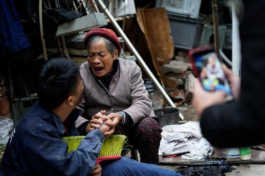 两80多岁老人成“超级网红”，拍搞笑视频开直播，月入2万元