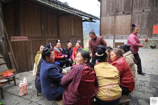 山里苗族大妈热情吓晕过路客，姑娘不喝5碗酒不让走