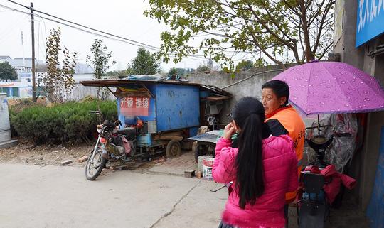 老师傅修车十余年，好手艺难糊口，店门口堆积“库存车”落满灰尘
