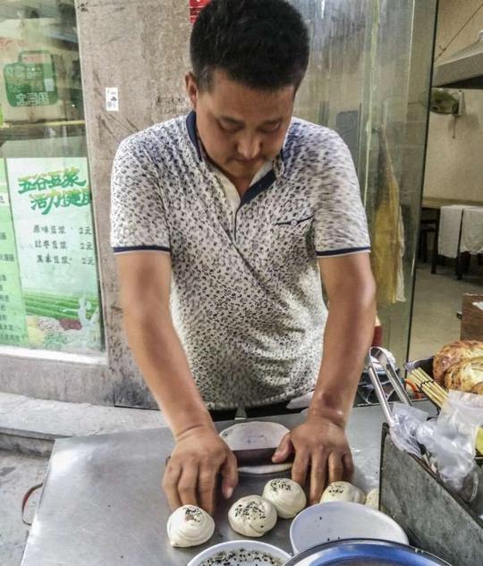 80后农村夫妻来到城市里，卖家乡的特色物，一天能卖2000多元