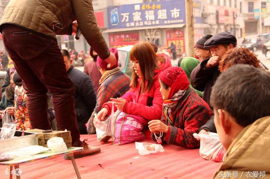 又到年底了，农民注意骗子组团进村了，短短几天扫荡了好几个村子