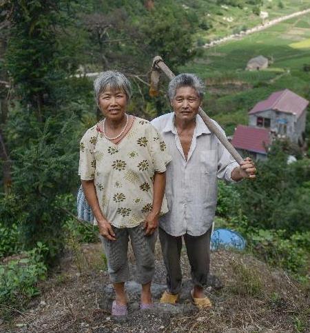 75岁农村夫妇上山创业，6平米山洞住了13年，竟然种出“摇钱树”