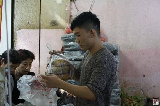 河南农村小伙每天卖菜站12小时在大城市工作很开心想挣钱买房