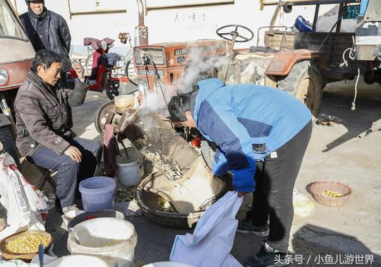 农村大集上农民大哥的神器生意排起长队，加工一斤2元赚几百元！