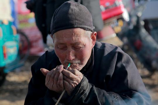 陕西农村九旬老头起早赶集卖老茶赚钱一碗才3元大伙喝的乐呵呵