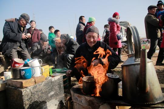 陕西农村九旬老头起早赶集卖老茶赚钱一碗才3元大伙喝的乐呵呵