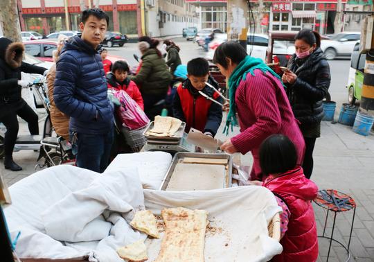 平邑李涛回乡创业做手工大烤牌，两口炉四个人一家人过得很幸福！