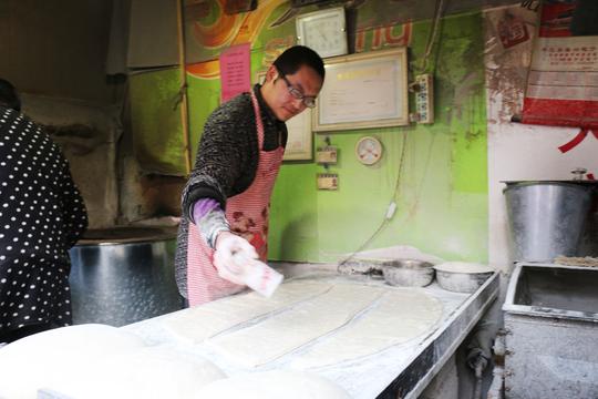 平邑李涛回乡创业做手工大烤牌，两口炉四个人一家人过得很幸福！