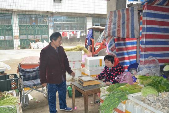 湖北铁汉子带着瘫痪妻子卖菜14年，将一双儿女培养成大学生