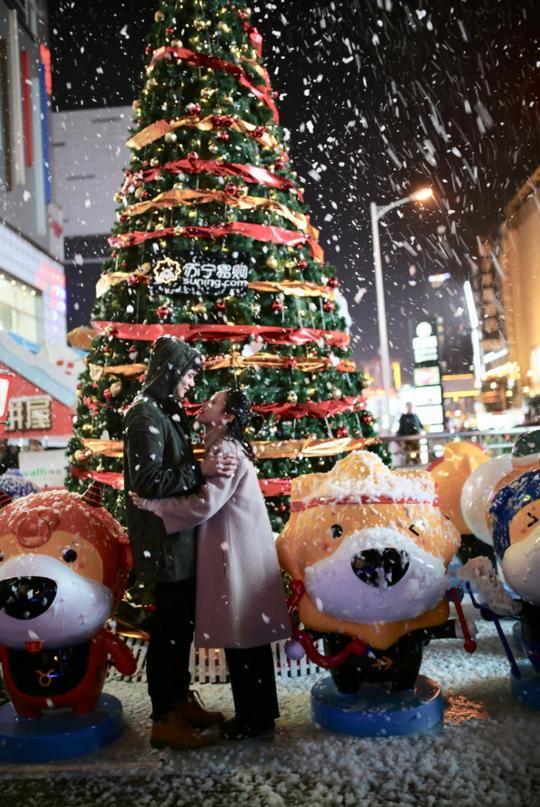 平安夜你那里下雪了吗？苏宁全国“遍植”圣诞树惊艳了时光