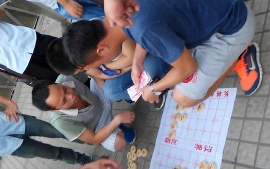 输了800块，跟踪3天，识破街头象棋骗术，我来揭秘一下这个局