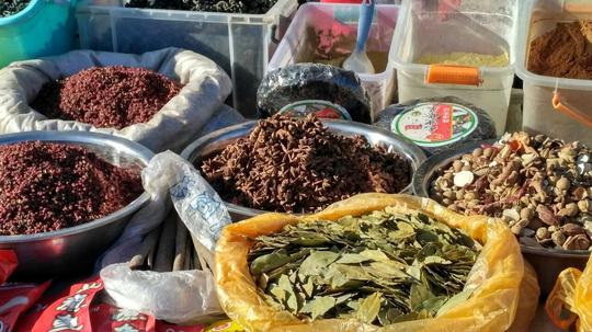 卖“大料”的大哥出奇招备货春节，寒风中坐等顾客光临