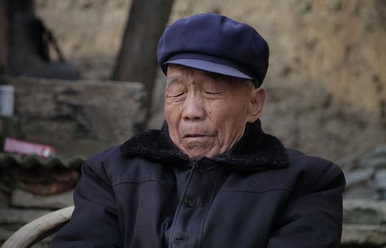 一对九旬老夫妻留守农村的现状：死在家里都没人知道！