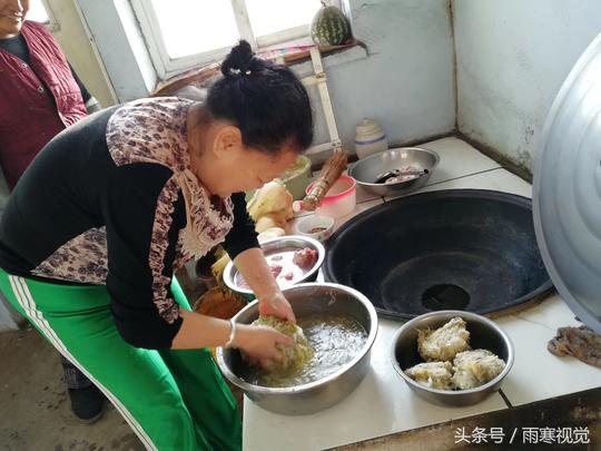 内蒙古女士体验东北乡村的田园生活，手机定格乡愁：翠花上酸菜！