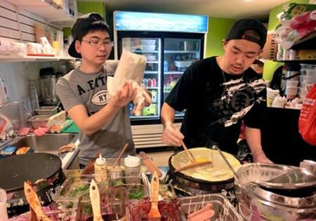 中式煎饼征服美国食客中国留学生创业卖煎饼