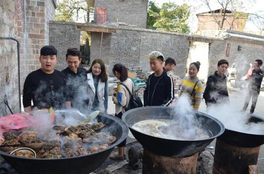 农村六旬大妈专做“流水席”40年，一年中只为老伴孩子做过年夜饭
