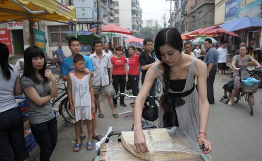 女大学生创业卖豆腐