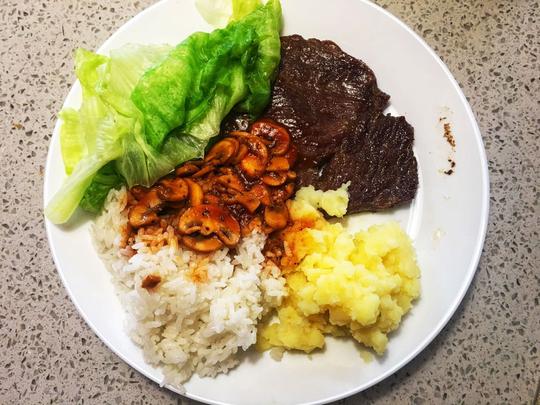 「管家leo」自己在家烹饪“假”牛排，怎么做才好吃？