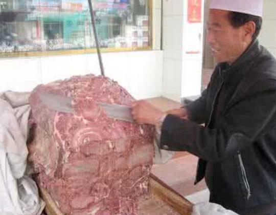 舌尖上的中国：乡村老爷爷推出一车肉，切开后迅速被抢光