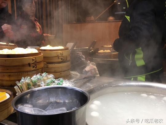 大妈发现新型商机：晚上10点还在卖“早餐”，生意丝毫不比白天差