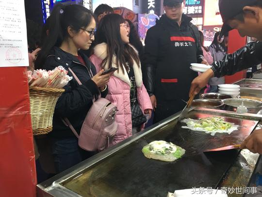 台湾兄弟来内地卖小吃，之前担心没人买，没想到生意好到像在捡钱