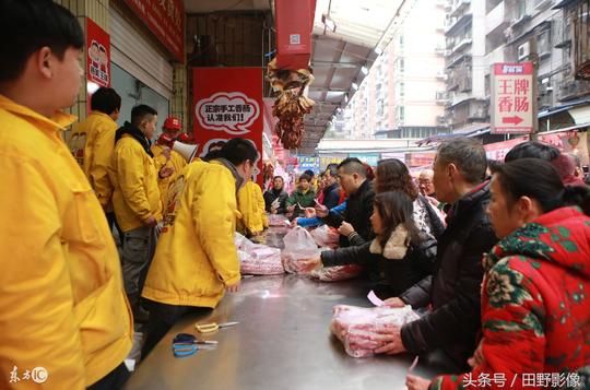 武汉香肠腊肉街，市民寒风中排队2小时抢购