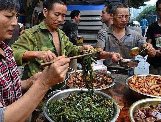 过年农民工挣到钱开始返乡，看到这3张图就知道一年有多辛苦！