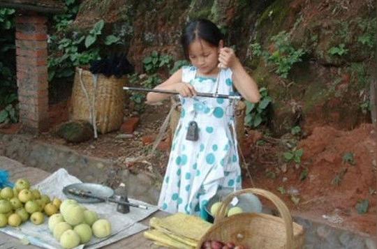 8岁农村小女孩在路边卖水果，想挣钱给妈妈