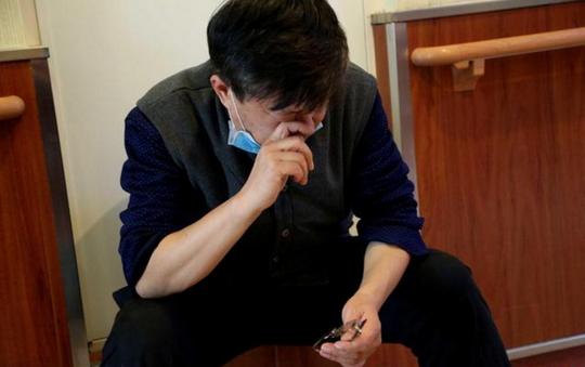 卖房卖地，300万没治好病，男子含泪拥别儿子