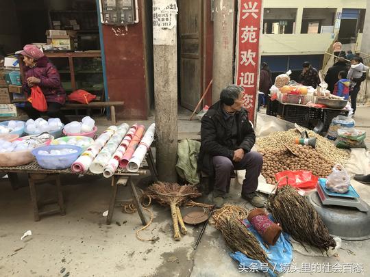农村集市摆摊人的心酸：下辈子再也不摆摊了