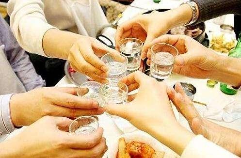 别傻傻的在酒桌上和别人拼酒了，现在做业务不是拼酒量拼的是智商