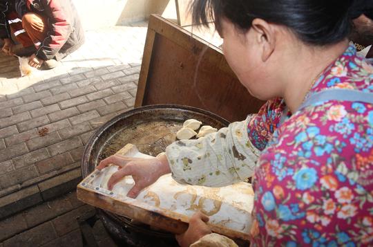 实拍：船厂门口工人买水煎包像“干仗”，4只大锅同时做还不够卖