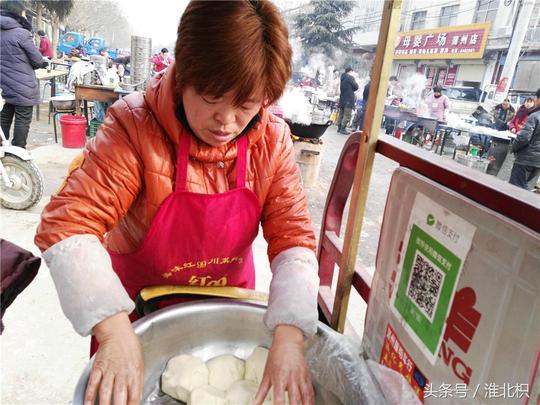 农村大姐的那个美食要下油锅香飘引人排队才能吃到嘴