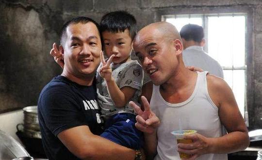 砍树的光头强改行了，当起了厨师，小朋友们最开心