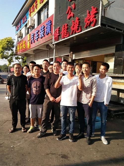 烧烤店老板苦出身白手起家创业致富