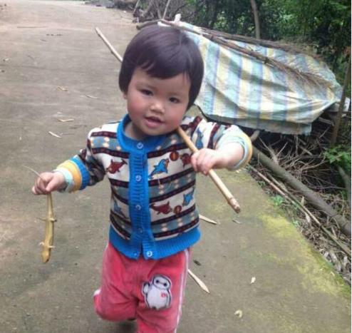 小时候农村孩子喜欢的玩具，如今再也捉不到了
