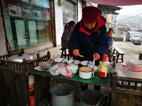 农村集市上卖馄饨的阿姨，一卖就坚持了30年，5元一碗，生意火爆
