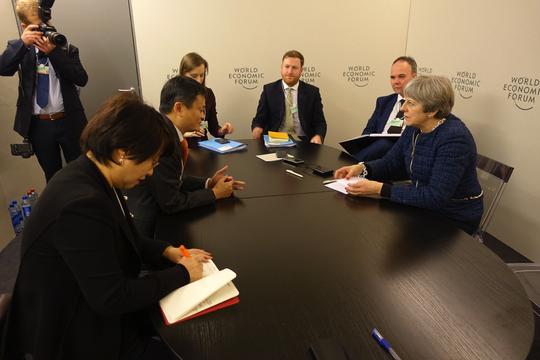 英国女首相在达沃斯为马云点赞，马云：考虑下简化签证的事情咯？