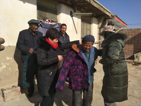 慰问贫困老人，传递爱心正能量—海子滩镇妇联携手武威小红帽公益创业中心为贫困老人送温暖