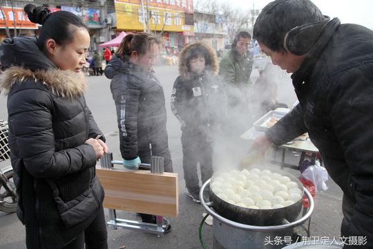 农村启动年集模式，寒风中抱着火盆摆摊忙，御寒方式多种多样