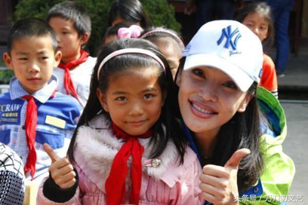 宝宝喜欢抓人是什么原因 宝宝喜欢抓人是什么原因