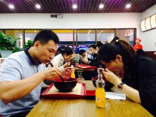 从军八年潇洒女兵竟然回临沂创业开了一家这样的店（文内豪礼）