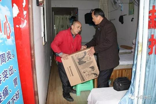 县残联上门为创业就业盲人送读屏软件电脑助推脱贫攻坚