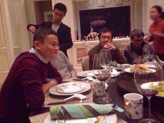 马云参加的饭局是什么景象，你见过吗？饭局上玩扑克也只有马云了
