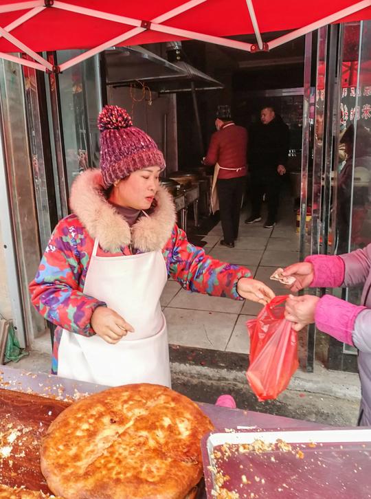 农家女开了家壮馍店，生意很忙，只在上午制作，老顾客下午买不到