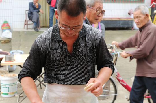 街头随拍，乡村集市上的油糕