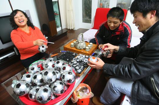 易拉罐不值钱在他手中却变废为宝美国都有粉丝越洋订购