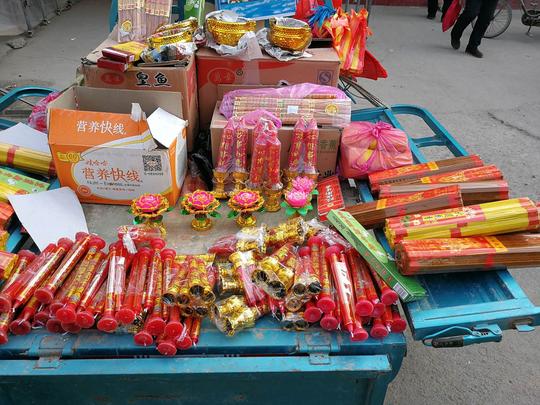 腊月十四的农村大集，年货多年味浓，农村老伯的山羊卖火了