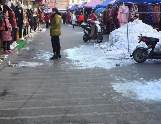 实体店生意下滑，快过年了依旧客人寥寥，年后又有一批店要关门了